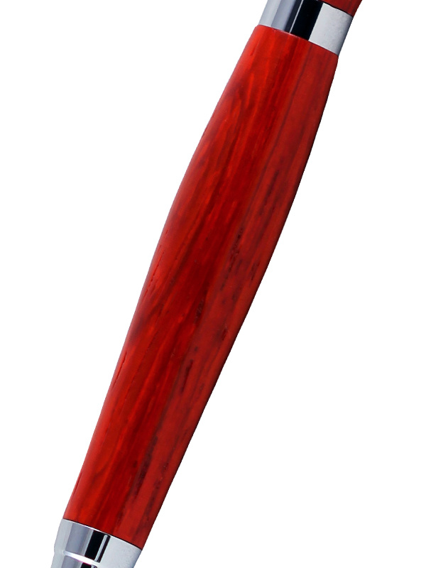 Détail du bas du stylo à bille fin en bois précieux padouck d'Afrique.