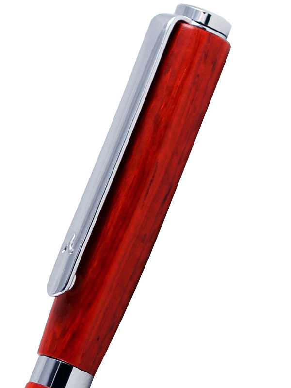 Détail avec l'attache d'un stylo à bille fin en bois précieux padouck d'Afrique.